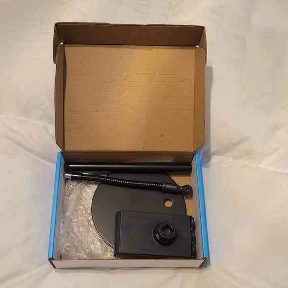 Tech Mila Multi-Functional Cellphone/Tablet Hands-Free Tripod Metal Stand - Picture 5 of 5